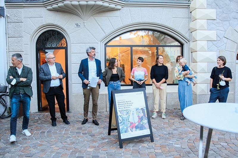 v. l.: der Brixner BM Peter Brunner, VizeBM Ferdinando Stablum, der Präsident des Südtiroler Künstlerbundes Alexander Zöggeler, die Kuratorin Elisa Barison und die Künstlerinnen Charlotte Aurich, Franziska Schink, Margareth Kaserer und Maria Walcher