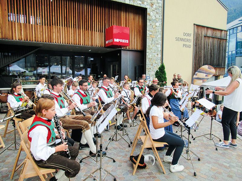 Die Sommerabende in Schlanders, Prad und Mals bieten ein buntes Programm für Einheimische und Gäste. Am 4. August gaben die Jugendkapelle und die Musikkapelle Prad am Hauptplatz ein Konzert.