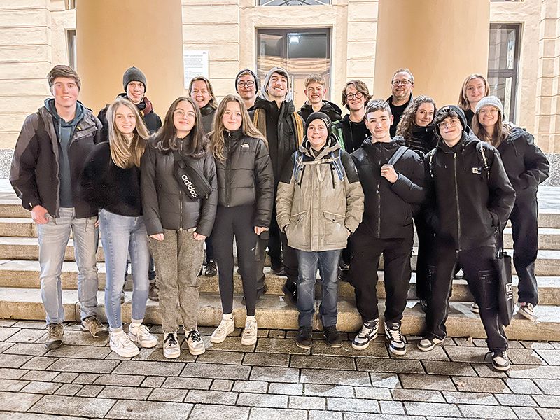 Im Bild die Gruppe mit Direktorin Verena Rinner, Michele Anastasi („Gatsby“) und Hannes Ortler (hintere Reihe, 2., 4. und 7. von links)