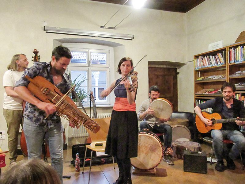 Opas Diandl am 28. Mai in der Schlandersburg v. l.: Markus Prieth (Bratsche, Raffele, Banjo, Gitarre, Kontrabass), Matthias Härtel (Nyckelharpa, Kontrabass), Veronika Egger (Geige, Viola da Gamba), Jan Langer (Percussion), Thomas Lamprecht (Gitarre)