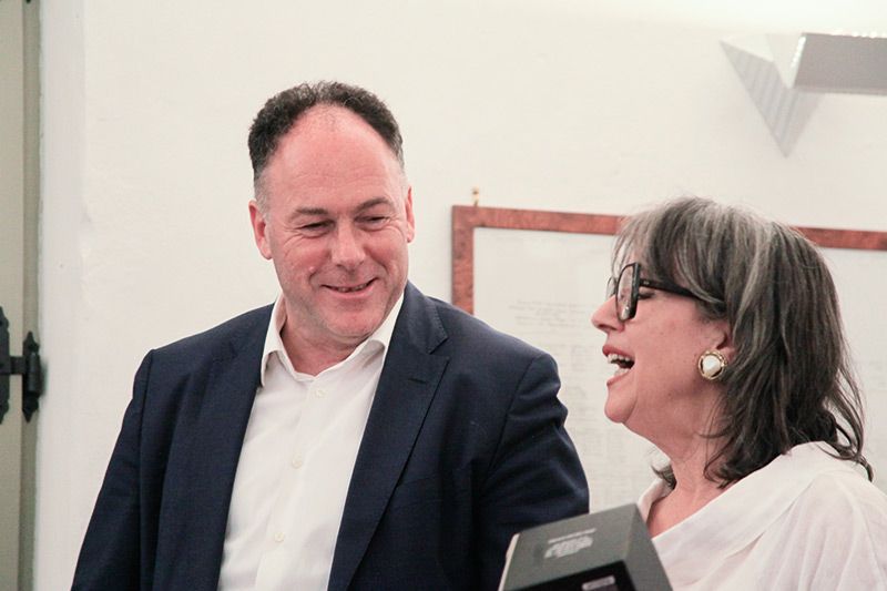 Der Kunsthistoriker Leo Andergassen und die Präsidentin des Heimatpflegevereines Partschins Hanni Laimer