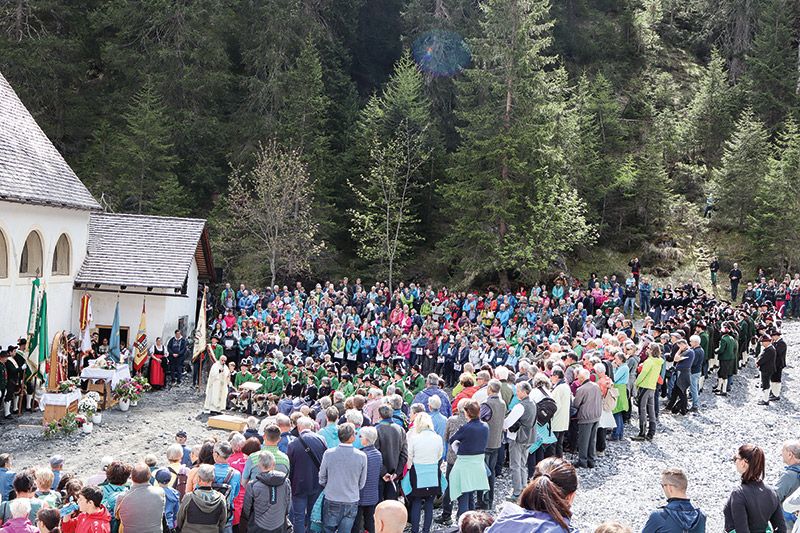 Eine große Zahl an Menschen, darunter hunderte von Chorsängerinnen und Chorsänger aus dem Vinschgau, feierten gemeinsam Gottestdienst. Pfarrer Florian Öttl forderte zu mehr Menschlichkeit auf