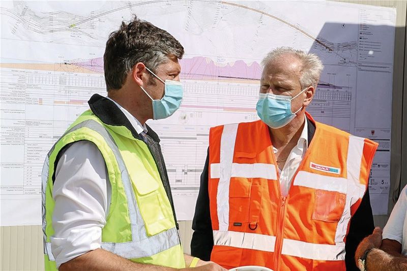 LR Daniel Alfreider mit dem Kastelbeller Bürgermeister Gustav Tappeiner: „Die Umfahrung soll mehr Sicherheit und Lebensqualität sowie Entwicklungsmöglichkeiten bringen.“