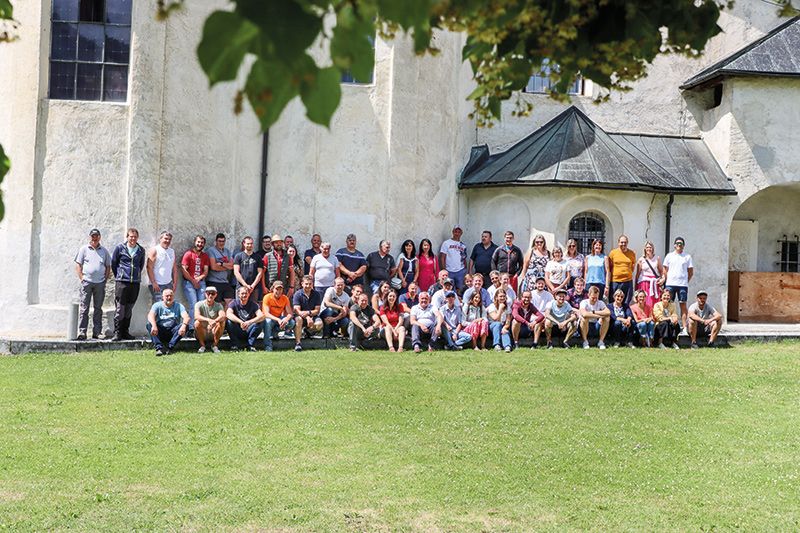 Die Belegschaft der LASA Marmo bei ihrem Betriebsausflug ins benachbarte Kloster St. Johann im Val Müstair.