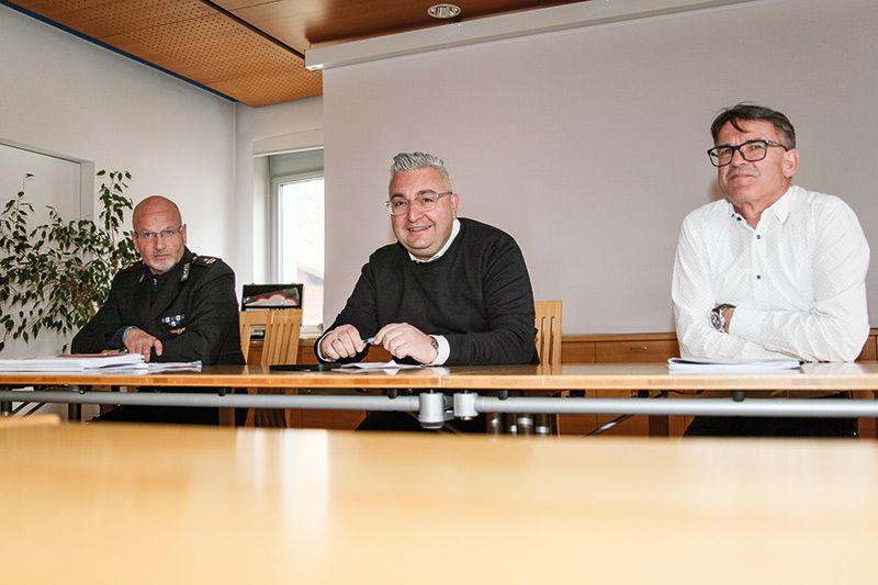 v. l.: Major und Koordinator des Ortspolizeidienstes Vinschgau Christian Carli, Bezirkspräsident Dieter Pinggera und Generalsekretär Urban Rinner: „Die Leute sollen sich nicht scheuen, die Notrufnummer 112 anzurufen.“