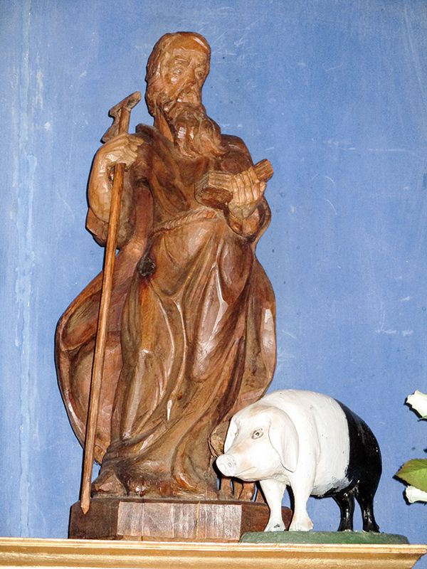 Fackltöni im Antoniusaltar in der Kapelle St. Anna in Schanzen. Die Originalstatue des Hl. Antonius wurde 1964 gestohlen und durch eine Kopie ersetzt. Das Schweinchen ist immer noch das Originale.