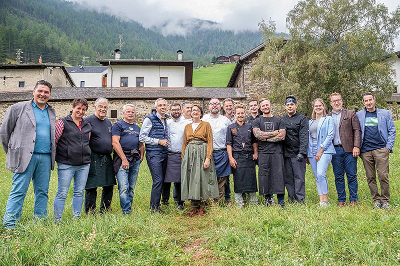 v.l.: Walter Zerpelloni, Präsident Tourismusgenossenschaft Schnalstal; Helene Tumler, Obfrau Schafzuchtverein Schnals; Erwin Grüner, Restaurant Grüner; Martin Weithaler, Tourismusgenossenschaft Schnalstal; Christian Rainer, Maître Sommelier, Goldene Rose Karthaus; Valerio Cipriano, Sous Chef Goldene Rose Karthaus; Abbas El Rahmouni, Goldene Rose; Stefania Grüner, Goldene Rose; Dario Tonatore, Chef de cuisine Goldene Rose; Richard Rainer, Tourismusgenossenschaft Schnalstal; Daniel Rainer, Chefkoch Adlernest; Martin Niedermair. Sous Chef Adlernest; Matthias Gamper, Adlernest Unser Frau; Giuseppe Pisano, Chefkoch Oberraindlhof; Andrea Nischler, Oberraindlhof; Benjamin Raffeiner, Oberraindlhof und HGV Obmann Schnals; Manfred Waldner, Tourismusgenossenschaft Schnalstal
