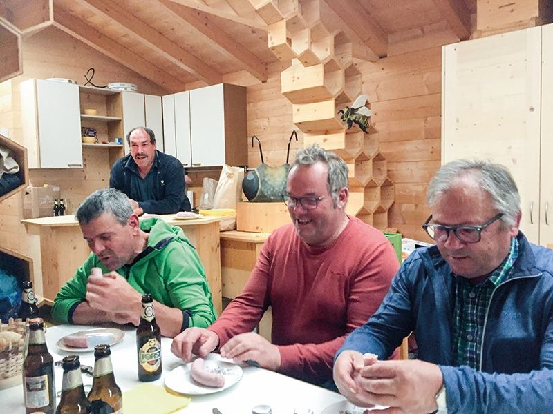(von rechts) Tscholl Konrad (Bezirksobmann Untervinschgau), Patscheider Othmar (Bezirksobmann Obervinschgau und Bundesobmann Stellvertreter), WL Hubert Stillebacher (Ortsobmann Prad), im Hintergrund Tappeiner Günther (Ortsobmann Laas).