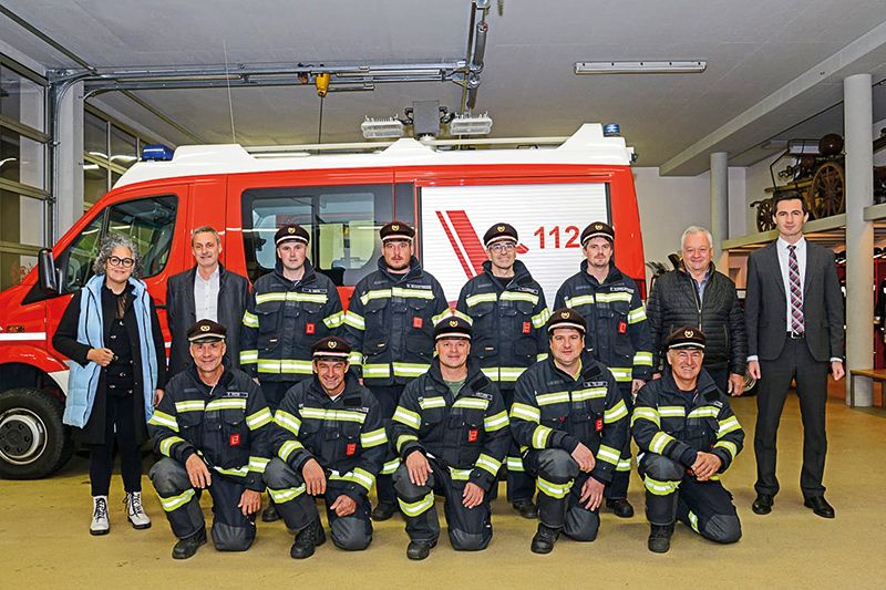 stehend v. l.: BMin Verena Tröger, Marcel Stocker (Volksbank), die Vizekommandanten Gilbert Riedl (Tschengls), Martin Niederfriniger (Tanas), Leo Kaserer (Allitz) und Florian Kuppelwieser (Eyrs), der Raika-Obmann Johann Spechtenhauser und Raika-Direktor Philippp Ladurner; vorne v.l: die Kommandanten Florian Peer (Tschengls), Roman Trenkwalder (Tanas), Martin Pircher (Allitz), Michael Telser (Eyrs) und Abschnittsinspektor Hugo Trenkwalder