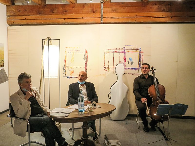 Am 18. September wurde im Obstmagazin Wielander der Gedichtband „An Land gespült“ von Gottlieb Pomella vorgestellt. Ferruccio Delle Cave (links) führte ein Gespräch mit dem Autor. Gottlieb Pomella(Mitte) las mehrere Gedichte vor und Matteo Bodini (rechts) umrahmte die Lesung mit Cellomusik.