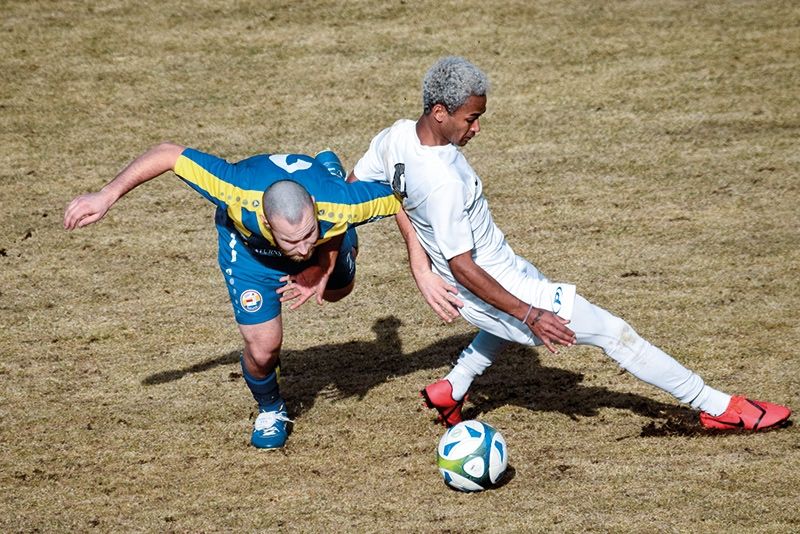 Matthias Gufler und Amdework Tappeiner im Kampf um den Ball