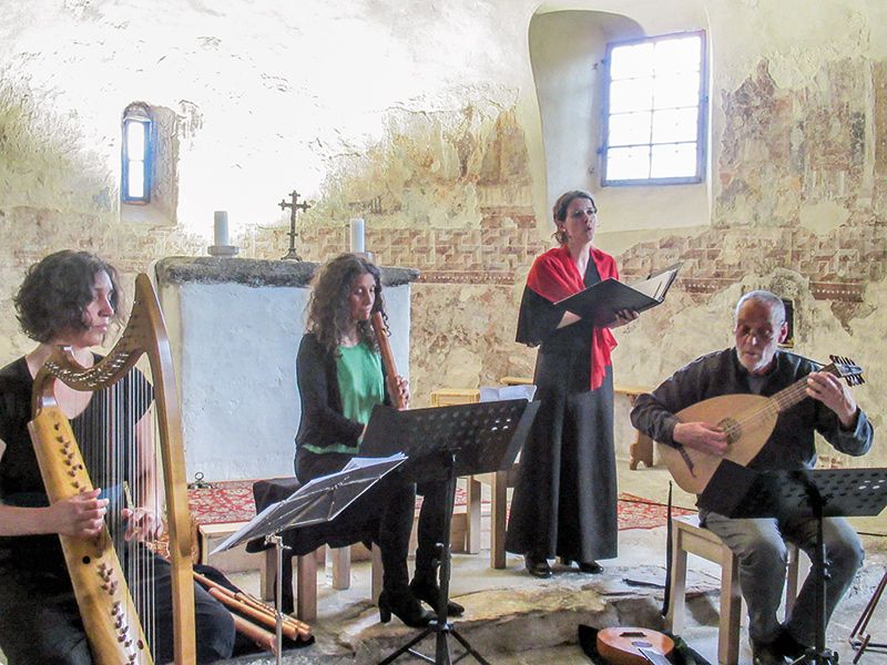 Alte Musik aus dem 15. und 16. Jahrhundert gab es vom „Ensemble Rosarum Flores“ in der St. Veit-Kirche am Tartscher Bühel. V.l.: Reinhild Waldek (Blockflöten und Harfe), Ilse Strauß (Blockflöten), Andrea Oberparleiter (Sopranistin) und Wolfgang Praxmarer (Laute).