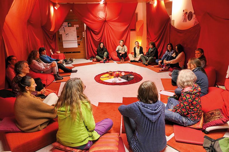 Das Rote Zelt, eine Veranstaltungsreihe für Frauen, um sich in gemütlicher Runde zu treffen und auszutauschen.
