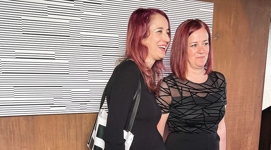 Esther Stocker mit Schwester Gudrun