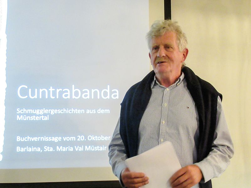 In Sta. Maria Val Müstair stellte Tony Ettlin sein Buch „Cuntrabanda - Schmugglergeschichten aus dem Münstertal“ vor und las einige seiner erfundenen Geschichten vor.