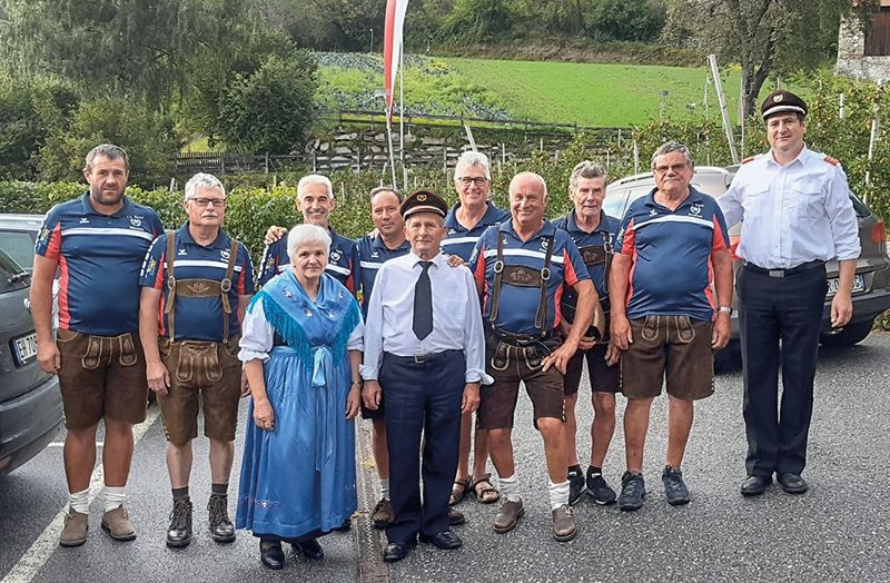 Erich Mair mit seiner Frau Katharina, dem Kommandanten der FF Eyrs Michael Telser und die Gruppe der „alten Sauger“.