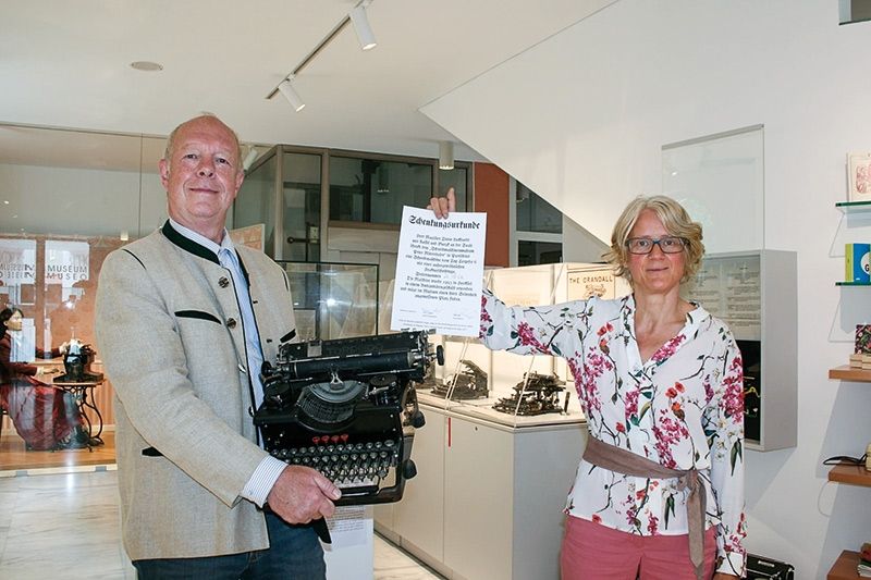 Timm Luckhardt mit Museumsleiterin Maria Mayr