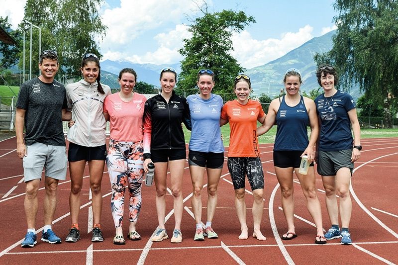 Andreas Kuppelwieser, Flavia Barmettler, Lena Häcki, Aita und Selina Gasparin, Susi Meinen, Irene Cadurisch und Cheftrainerin Sandra Flunger. Es fehlt Elisa Gasparin.