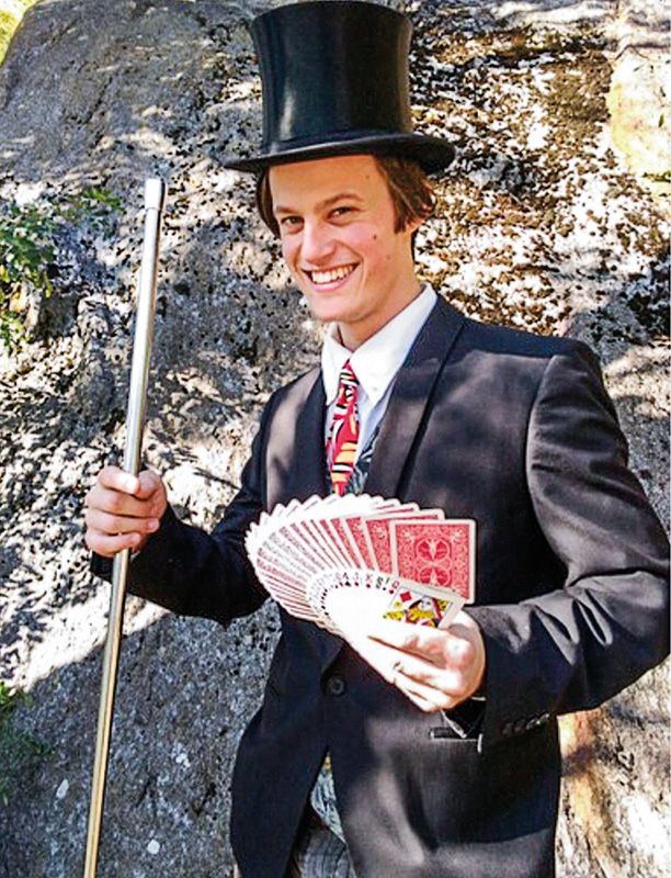Peter Zanluchi aus Latsch, geboren 1995, „I mecht di Leit faszinieren und unterholten, donn hon i eigentlich olls erreicht.“