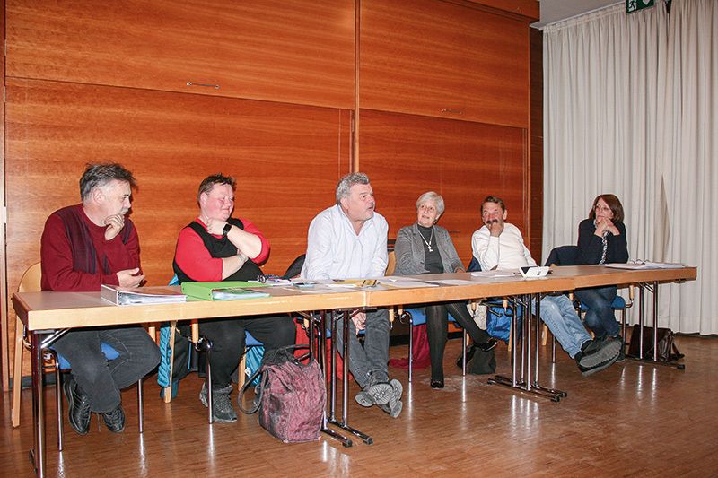 Jahresversammlung des Theaterbezirks Vinschgau im Kulturhaus von Schlanders: v. l. Roger Wieser, Nadia Senoner, (beide Vorstandsmitglieder), Helmut Burger (STV Geschäftsführer), Veronika Fliri (Bezirksobfrau), Hubert Platzgummer und Heidemarie Stecher (beide Vorstandsmitglieder)