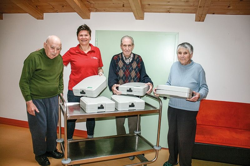 Auch Heimbewohner in St. Antonius in Prad helfen gerne freiwillig bei der hausinternen Essensausgabe mit. v. l. Franz Gruber, Annegret Polin (Strukturleiterin) Kilian Pinggera und Hilda Rufinatscha