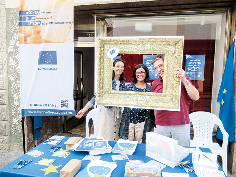 Abteilung Europa (Europe Direct Südtirol) auf dem Bauernmarkt in Schlanders am 25.08.2022 Personen v. l.: Thurin Katharina, Petra Sevvi, Paolo Barbiero