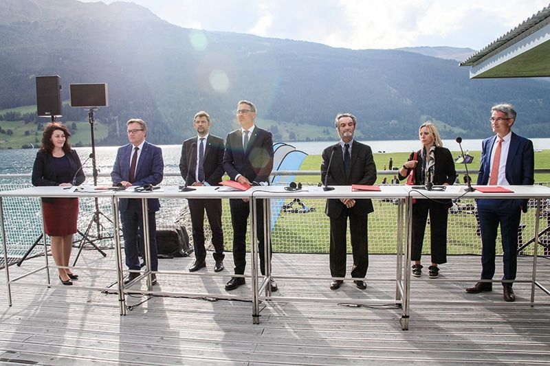 Absichtserklärung in Graun v.l.: die Tiroler Verkehrslandesrätin Ingrid Felipe, der Tiroler LH Günther Platter, der Südtiroler Verkehrslandesrat Daniel Alfreider, der Südtiroler LH Arno Kompatscher, der Regionspräsident der Lombardei Attilio Fontana, die Verkehrslandesrätin der Lombardei Claudi Maria Terzi und der Verkehrsminister des Kantons Graubünden Mario Cavigelli