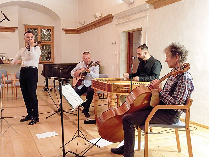 Ein Konzert des Ensembles „Vienna Espresso” im Bildungshaus Schloss Goldrain: v. l.: Marek Koncek, Marek Milko, L’ubomír Gašpar und Nikolaus Meßner.