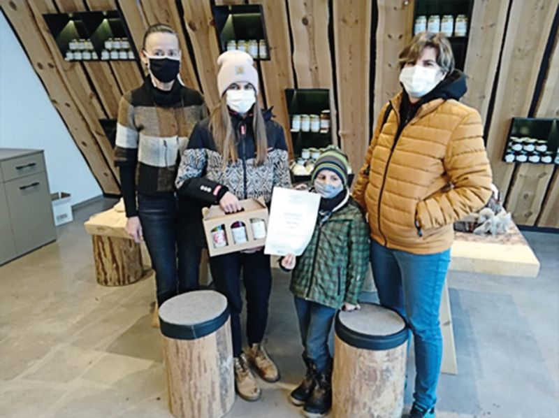 Jessica Kurz wurde von Mama Monika und Bruder Fabian bei der Einlösung des Gutscheins für drei Original Lechner Produkte im Hofladen in Laas begleitet.