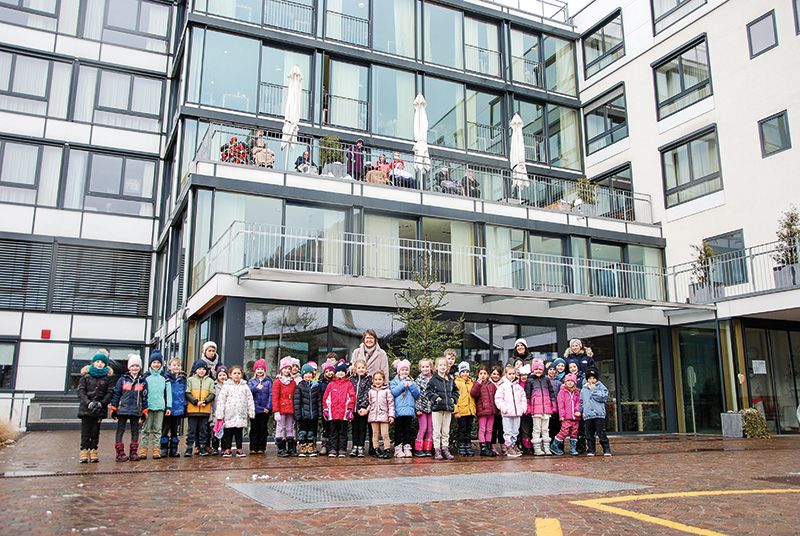 Die Grundschüler von Schlanders haben die Heimbewohner des Bürgerheimes mit Liedern und Fensterbildern überrascht und erfreut.