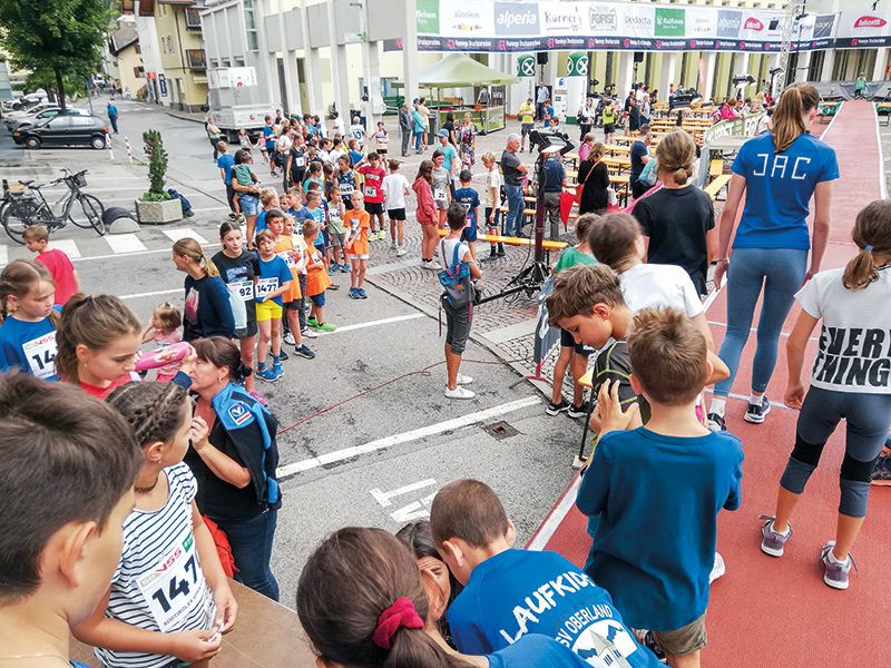 Die Gelegenheit auf einem so tollen Laufteppich und Steg laufen zu dürfen haben auch die jüngsten Nachwuchssprinter nutzen dürfen.