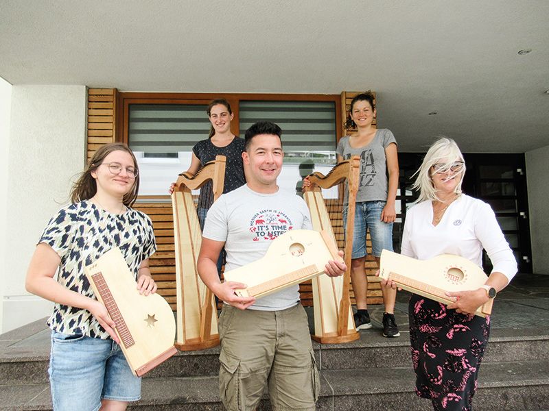 Einige Teilnehmer:innen der Instrumentenbaukurse: v. l.: Selina Auböck (Oberösterreich), Annelies Gschliesser (Südtirol), Patrick Riawan (Nordtirol), Evi Sanoll (Südtirol) und Martina Astner (Nordtirol)