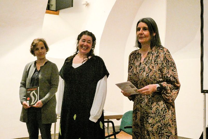 Nadja Marx von der Bibliothek Goldrain, die Kunsthistorikerin Thea Unteregger und Veronika Traut, Vorsitzende des Bildungsausschuss Goldrain/Morter
