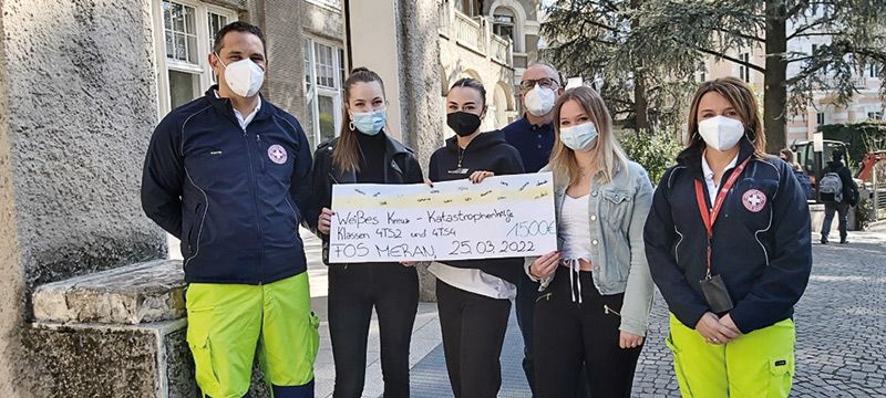 Die Schülerinnen von links: Katharina, Valentina und Ayline von der Klasse 4TS4 - rechts die Sektionsleiterin Meran Barbara Mayr, hinter den Schülerinnen Direktor Markus Dapunt, links Stefan Tribus, Dienstleiter Weißes Kreuz Meran.