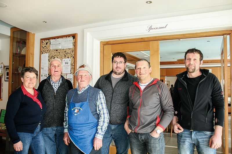 Die Vorstandsmitglieder: v.l. Monika Telser, Fritz Moriggl, Walter Klotz (Obmann seit 25 Jahren und wieder bestätigt), Markus Thanei, Urban Hischberger und Simon Fliri