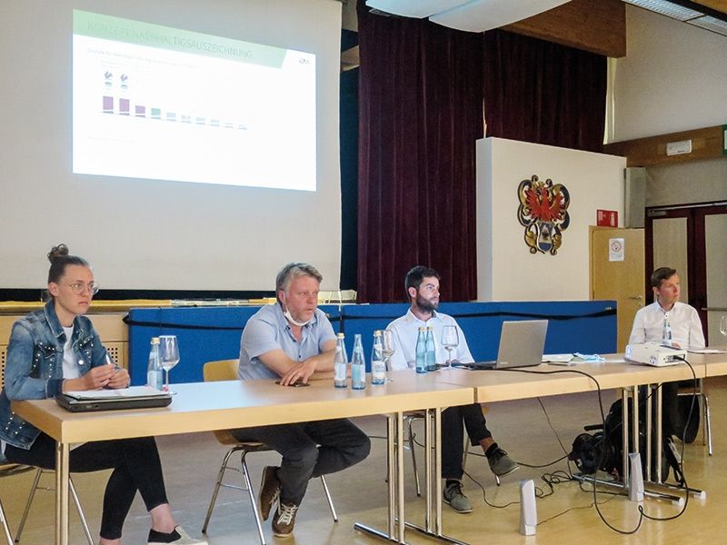 Am 25. Juni wurde im Bürgersaal von Martell das neue Projekt zur Förderung von Produkten im Nationalpark präsentiert, v.l.: Stefanie Winkler, BM Georg Altstätter, Lukas Stecher und Kurt Sagmeister