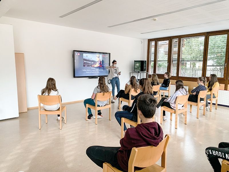 Die Schülerinnen und Schüler der Mittelschule Glurns bei der Berufsinformationskampagne von der HGJ und den Junghandwerkern im lvh.