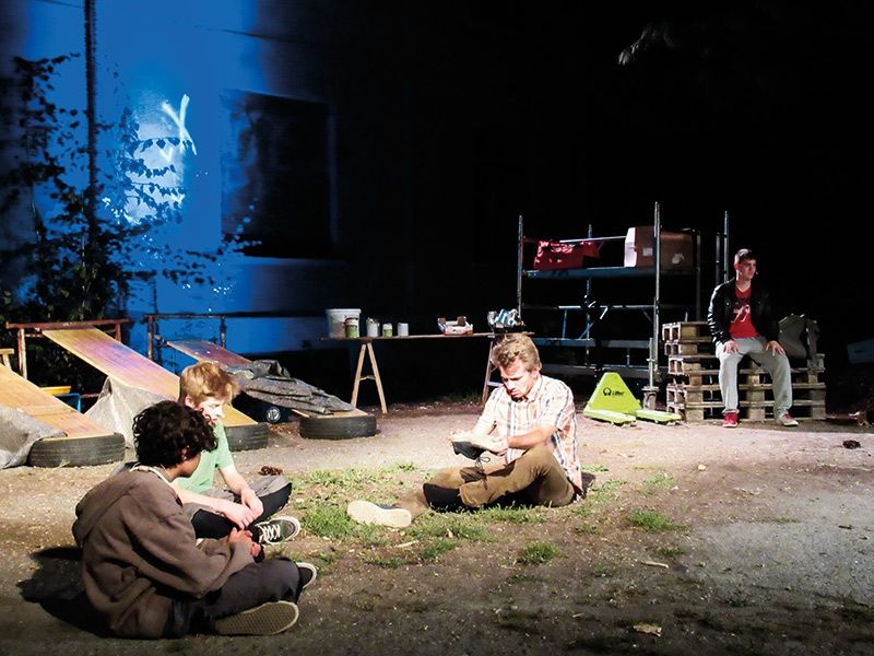 Premiere des Freilichttheaters in der ex Drususkaserne am 3. September, aufgeführt vom Jugendtheater Vinschgau (Juvi) V. l.: Jakob Al Hasan, Noah Frischmann, Matthias Gabl und Marian Horrer.