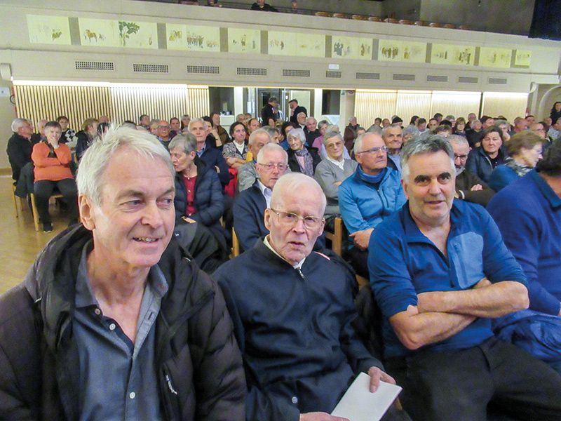 Zum Filmabend im Kulturhaus von Mals am 24. November kamen viele Malser. Anwesend waren auch v.l.: Karl Bernhart von den Filmfreunden, der Altdekan Hubert Unterweger und Peter Grutsch, der den Filmschnitt bzw. die Filmmontage erledigte und die passende Musik zum Film auswählte.