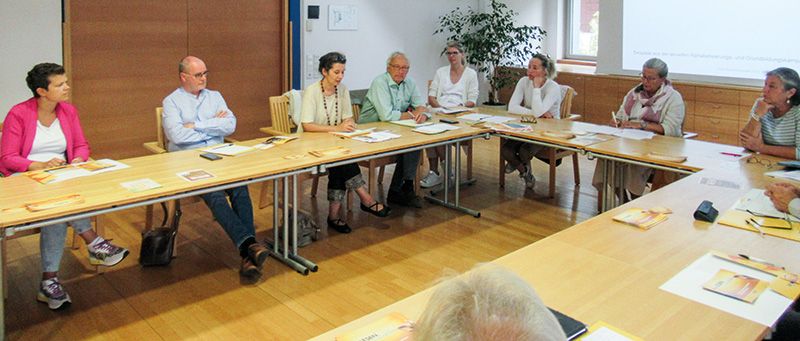 v. l.: Christiane Folie (Caritas), Robert Grüner (Arbeitsvermittlungszentrum), Sonja Logiudice und Martin Peer (Amt für Weiterbildung), Astrid Müller und Brigitte Abram (KVW Bildung), Heike Walden-Pünsch und Andrea Kuhn-Bösch (Zwei Expertinnen)