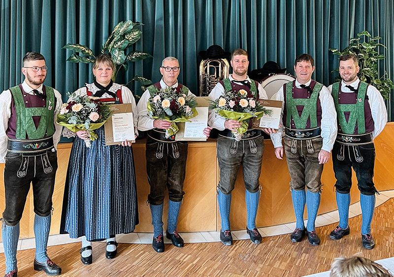 Bei der Musikkapelle erhielt Michaela Malloth das Ehrenzeichen für 15 Jahre, daneben Werner Kofler das Ehrenzeichen für 40 Jahre, Dominik Kurz das Ehrenzeichen für 15 Jahre. Mit im Bild Sebastian Kurz Kapellmeister, Andreas Kobler Obmann der Musikkapelle und ganz links im Bild Lukas Kurz Obmann Stellvertreter