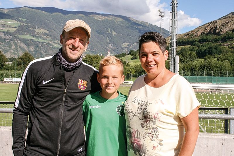 Dimitri,  Fußball-Nachwuchstalent und Spieler bei Wacker Innsbruck, mit Vater Günther Gutwenger und Mutter Evelyn Stecher