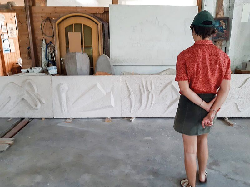 Eine Kunststudentin in Höllrigl‘s Werkstatt