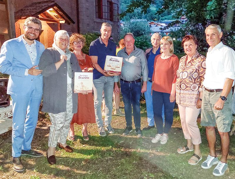 Im Garten von Schloss Spauregg (von links): Patrik Rina, Prof. Dr. Ulrike Kindl, Schlossherrin Alexandra von Goldegg, Referent Hartmann Nischler, Bürgermeister Luis Forcher, Sandro Baccin, Christine Schönweger, die Vorsitzende des Bildungsausschusses Waltraud Nardelli, Walter Kaserer.