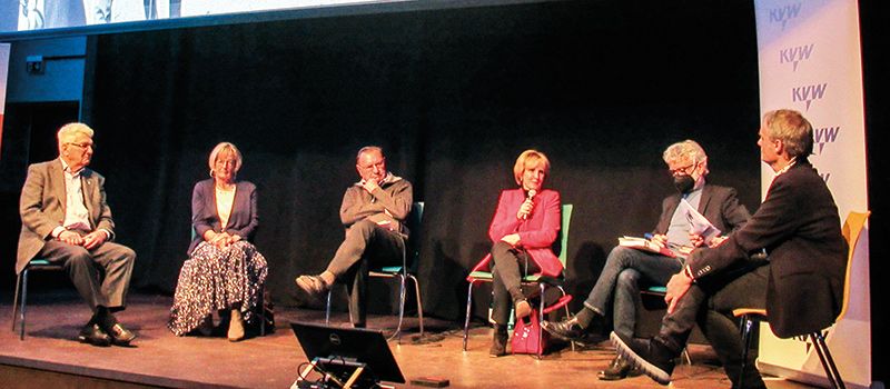 Im Schatten der Pandemie und des Krieges in der Ukraine fand am 5. März die KVW Bezirkstagung statt. Im Mittelpunkt stand ein Podiumsgespräch: v. l.: Robert Kaserer, Anna Thaler, Josef Stricker, LRin Waltraud Deeg, Karl Tragust und der Moderator Josef Bernhart