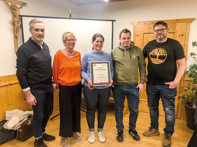 Zahlreiche Themen wurden im Rahmen der lvh-Ortsversammlung in Glurns und Taufers im Münstertal diskutiert. Gewählt wurde außerdem ein neuer Ortsausschuss. lvh-Ortsobmann Fritz Oskar Wielander begrüßte die Mitglieder zur jährlichen Ortsversammlung. Die diesjährigen zentralen Themen: Fachkräftegewinnung, Nachhaltigkeit im Handwerk, Raumordnung sowie Mitarbeiterbindung. „Ich bedanke mich für die wertvolle Mitarbeit im Ortsausschuss. Das Handwerk nimmt als wichtiger Arbeitgeber und Ausbilder eine unverzichtbare Rolle in der Gemeinde ein. Wir als Ausschussgremium haben die Aufgabe, unsere Stimme zu erheben, wenn es um angemessene Rahmenbedingungen für unsere Arbeiten geht“, unterstrich Wielander. Spannende Inputs wie Chefinnen und Chefs bestehende Mitarbeitende halten und neue gewinnen können, gab der Leiter der lvh-Personalabteilung Andreas Palo. Detaillierte Informationen über verschiedene Verbandsthemen vermittelte Andreas Mair der lvh-Abteilung Direktionsassistenz. Großes Thema der Versammlung war das neue Raumordnungsgesetz. Taufers im Münstertal war eine der Südtiroler Pilotgemeinden, um die vorgesehenen strategischen Planungsinstrumente gemeinsam zu erarbeiten. Über den aktuellen Stand des Entwicklungsprogrammes berichteten der Bürgermeister von Glurns Erich Wallnöfer und die Bürgermeisterin von Taufers im Münstertal Roselinde Gunsch. Den Abschluss der Veranstaltung bildete die Neuwahl des lvh-Ortsausschusses. Als Ortsobmann der Gemeinde Glurns und Taufers im Münstertal bestätigt wurde Fritz Oskar Wielander (Siebdruck Wielander KG). Er führt die Ortsgruppe auch die nächsten fünf Jahre an gemeinsam mit seiner Stellvertreterin Annia Malloth (Elektro Malloth Josef KG). Als Ortsausschussmitglieder werden Beat Wunderer (Metallbau Glurns GmbH) und Stefan Sagmeister (Auto Sagmeister GmbH) mitarbeiten. Dem neu gewählten Ausschuss gratulierte auch Günther Platter, lvh-Bezirksobmann im Untervinschgau.