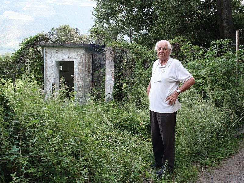 Hans Kaufmann kehrte nach 70 Jahren im Jahre 2014 in das ehemalige Pulverlager von Tschengls zurück, wo er einstens als junger SOD-Mann auf Wache war. Foto Herbert Raffeiner