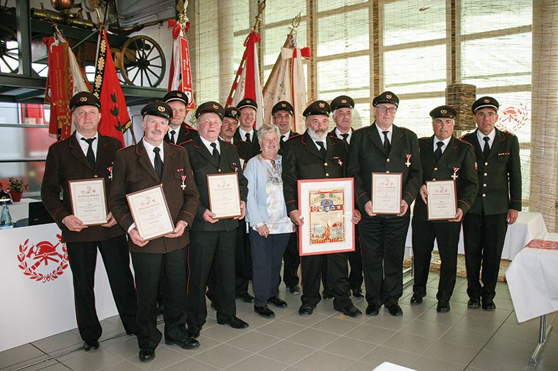 Die Ehrung verdienter Wehrmänner war der Höhepunkt der Tagung. v. l. Norbert Trafoier, Norbert Pircher, Bezirksfeuerwehrpräsident-Stellvertreter Andreas Mair, Anton Gluderer, Erich Pircher, Landesfeuerwehrpäsident-Stellvertreter Peter Hellweger, Gertraud Luggin, Karl Tappeiner, Karl Luggin, Georg Wieser, Marco Burgo, Walter Rinner und Bezirksfeuerwehrpräsident Roman Horrer