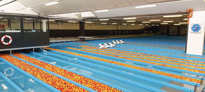 In der Sortieranlage in der Obst- genossenschaft Juval ist Wasser das schonende Transportmittel für die kostbaren Früchte. Um das Wasser im Kreislauf halten zu können, wird in ein Filtersystem investiert.