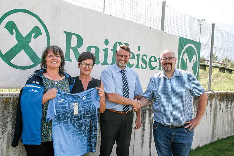 Unterzeichnung des Vertarges om Sportplatz Schluderns: v.l. Prisca Gufler (Vizepräsidentin ASV-Schluderns), Andrea Dietrich (Vorstandsmitglied Raika Prad), Ulrich Platzer (Filialleiter Raika Schluderns ) und Rudi Trafoier (Präsident ASV Schluderns)